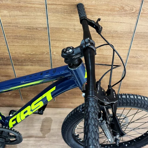 Bicicleta First Aro 20 Smitt Juvenil 7v Freio Disco Azul Galaxy Com Amarelo Neon
