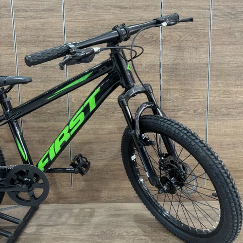 Bicicleta First Aro 20 Smitt Juvenil 7v Freio Disco Preto com Verde