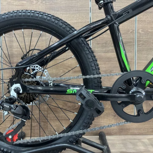 Bicicleta First Aro 20 Smitt Juvenil 7v Freio Disco Preto com Verde