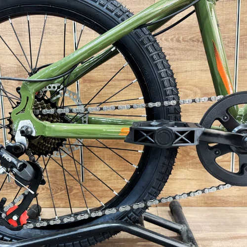 Bicicleta First Aro 20 Smitt Juvenil 7v Freio Disco Verde Militar Com Laranja