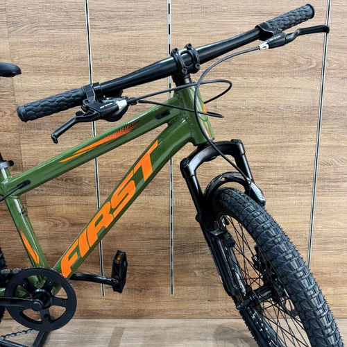 Bicicleta First Aro 20 Smitt Juvenil 7v Freio Disco Verde Militar Com Laranja