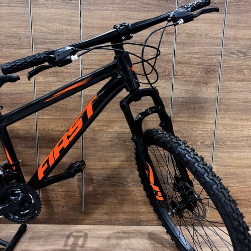 Bicicleta First Aro 24 Smitt Juvenil 21v Freio Disco Grafite com Laranja e Preto tam 13,5