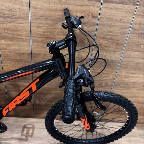 Bicicleta First Aro 24 Smitt Juvenil 21v Freio Disco Grafite com Laranja e Preto tam 13,5