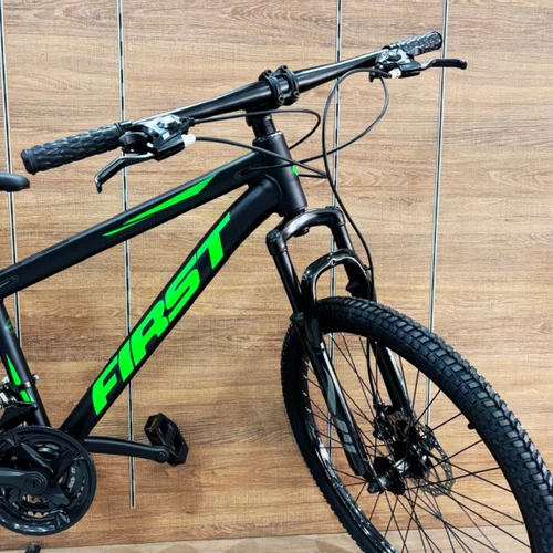Bicicleta First Aro 24 Smitt Juvenil 21v Freio Disco Preto com Verde Tam 13,5