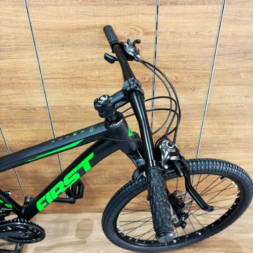 Bicicleta First Aro 24 Smitt Juvenil 21v Freio Disco Preto com Verde Tam 13,5