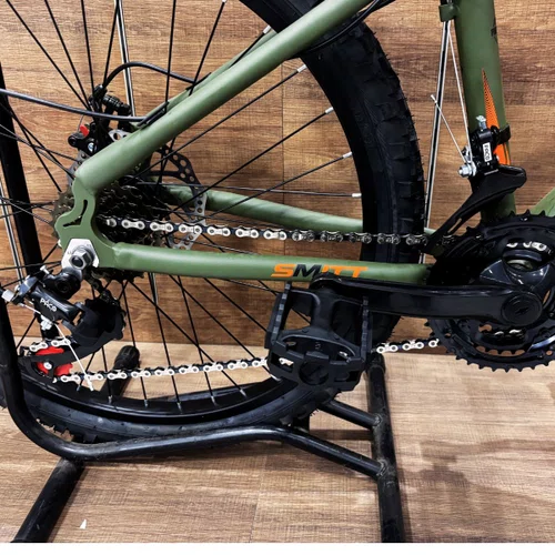 Bicicleta First Aro 24 Smitt Juvenil 21v Freio Disco Verde Militar com Laranja Tam 13,5