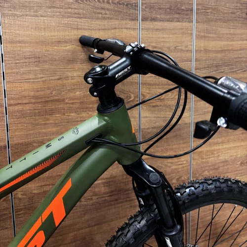 Bicicleta First Aro 24 Smitt Juvenil 21v Freio Disco Verde Militar com Laranja Tam 13,5