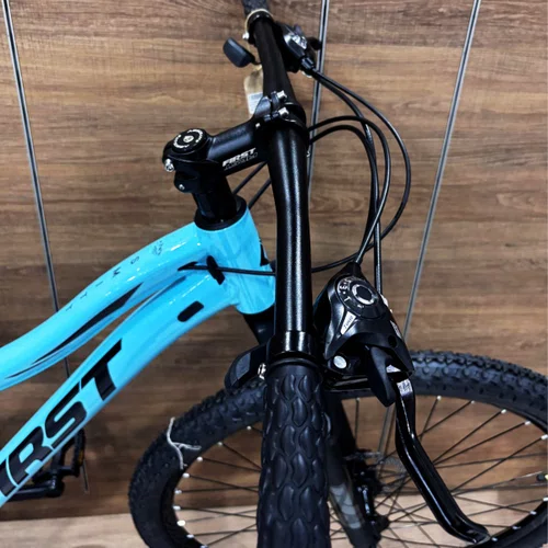 Bicicleta First Aro 29 Smitt Feminina 21v Freio Disco Azul Claro com Preto Tam 15,5