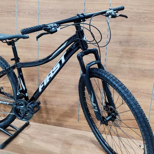 Bicicleta First Aro 29 Smitt Feminina 21v Freio Disco Preto com Prata Tam 15,5