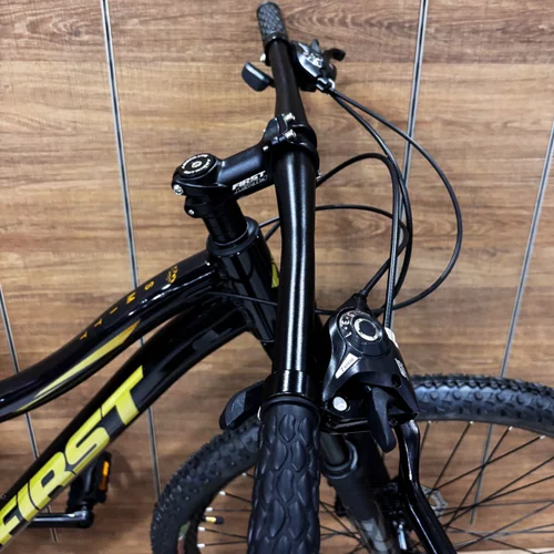 Bicicleta First Aro 29 Smitt Feminina 21v Freio à Disco Preto com Ouro Tam 15,5