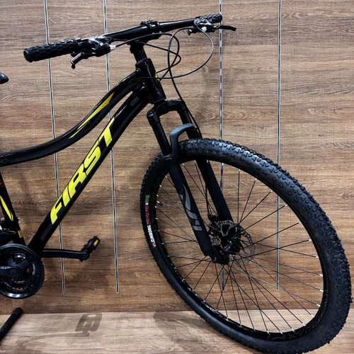 Bicicleta First Aro 29 Smitt Feminina 21v Freio à Disco Preto com Ouro Tam 15,5