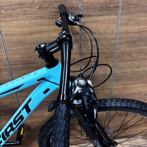 Bicicleta First Aro 29 Smitt 21v Freio Disco Azul Claro com Preto tam 15,5
