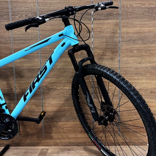 Bicicleta First Aro 29 Smitt 21v Freio Disco Azul Claro com Preto tam 17,5