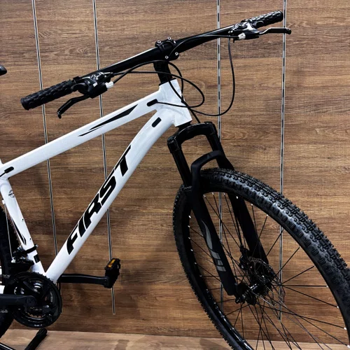 Bicicleta First Aro 29 Smitt 21v Freio Disco Branco com Preto Tam 17,5