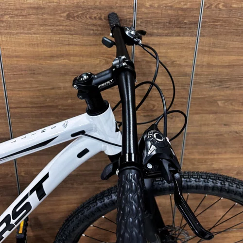 Bicicleta First Aro 29 Smitt 21v Freio Disco Branco com Preto Tam 17,5