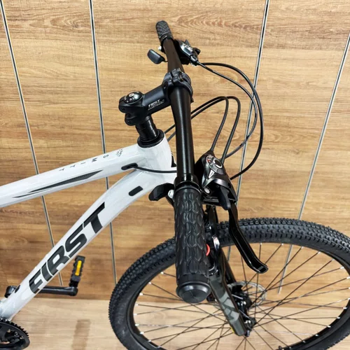 Bicicleta First Aro 29 Smitt 21v Freio Disco Cinza com Preto tam 17,5