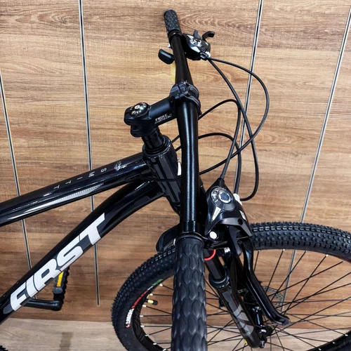 Bicicleta First Aro 29 Smitt 21v Freio Disco Grafite com Prata Tam 15,5