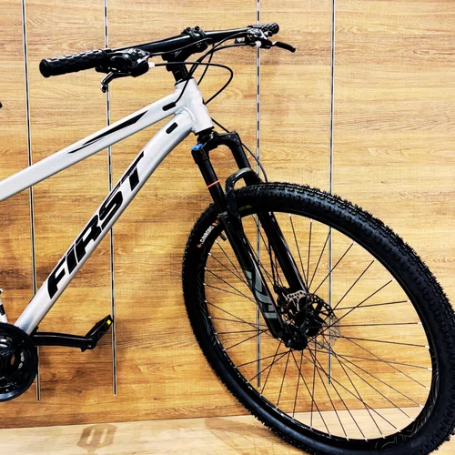 Bicicleta First Aro 29 Smitt 21v Freio Disco Prata com Preto tam 15,5