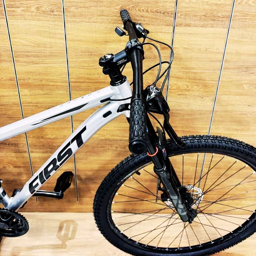 Bicicleta First Aro 29 Smitt 21v Freio Disco Prata com Preto tam 15,5