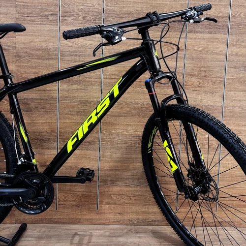 Bicicleta First Aro 29 Smitt 21v Freio Disco Preto com Amarelo Neon Tam 19