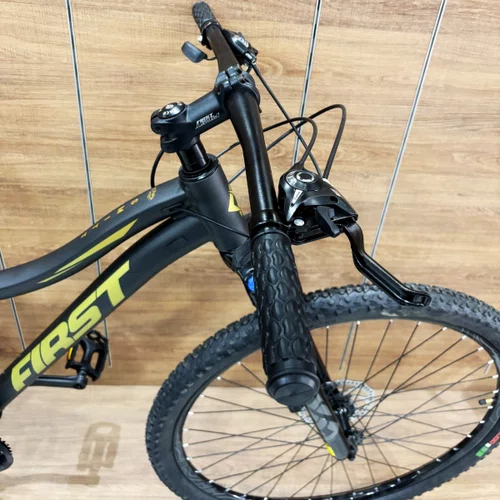 Bicicleta First Aro 29 Smitt Feminina 21v Freio Disco Preto Fosco com Ouro Tam 15,5