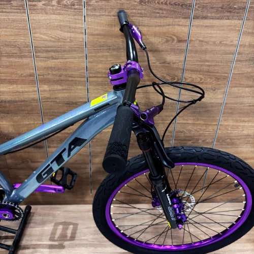 Bicicleta GTA Aro 26 Gravity Freeride Single Cinza com Violeta