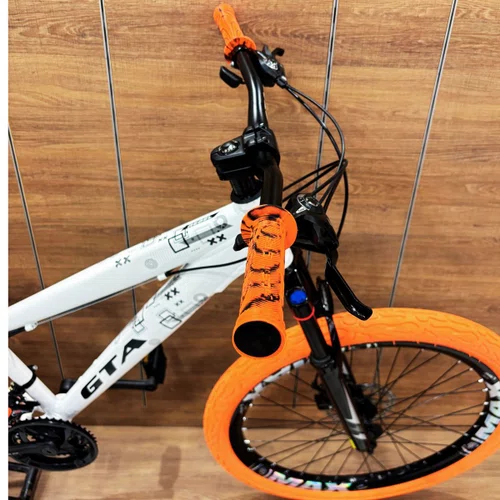 Bicicleta GTA Aro 26 Rebel Freeride 21v Freio Disco Branco com Laranja