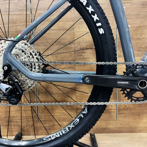 Bicicleta Oggi Aro 29 7.2 Deore 12v Grafite com Azul e Cinza tam 17