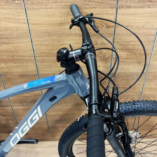Bicicleta Oggi Aro 29 7.2 Deore 12v Grafite com Azul e Cinza tam 17