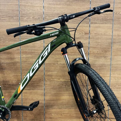 Bicicleta Oggi Aro 29 Hacker HDS 8v Shimano Essa Verde com Branco e Laranja  Tam 17