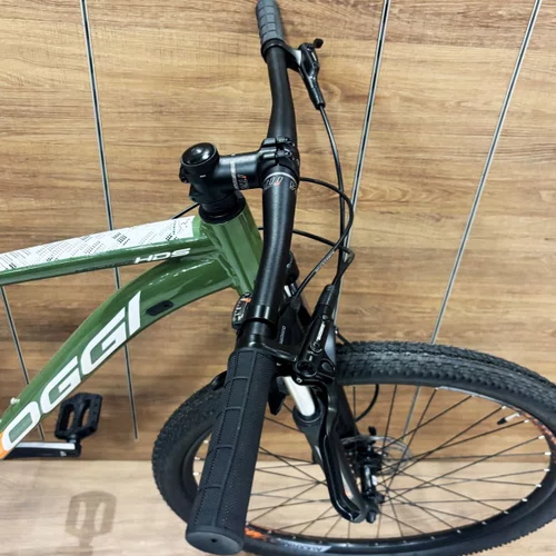 Bicicleta Oggi Aro 29 Hacker HDS 8v Shimano Essa Verde com Branco e Laranja  Tam 17