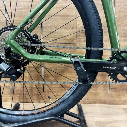 Bicicleta Oggi Aro 29 Hacker HDS 8v Shimano Essa Verde com Branco e Laranja  Tam 17