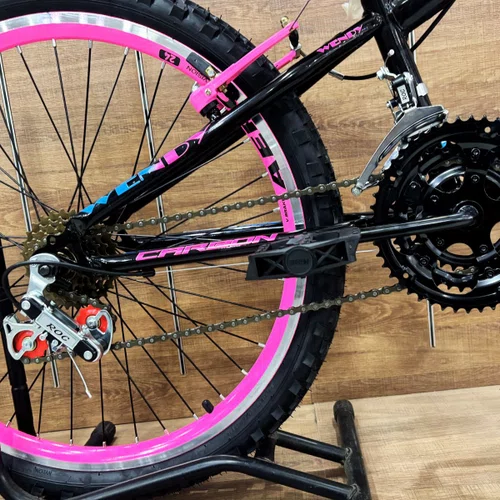 Bicicleta Wendy Aro 24 18M Feminina Com Cesta Preto com Rosa e Azul