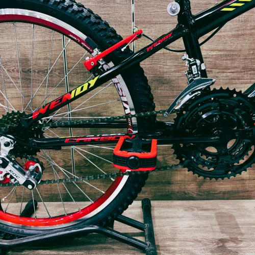 Bicicleta Wendy Aro 24 18M Rebaixado Preto com Vermelho