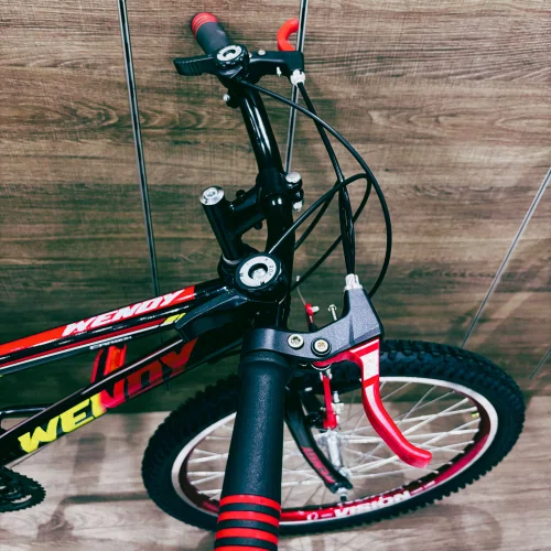 Bicicleta Wendy Aro 24 18M Rebaixado Preto com Vermelho