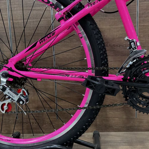Bicicleta Wendy Aro 26 18 Marchas Rebaixado Com Cesta Rosa Chiclete