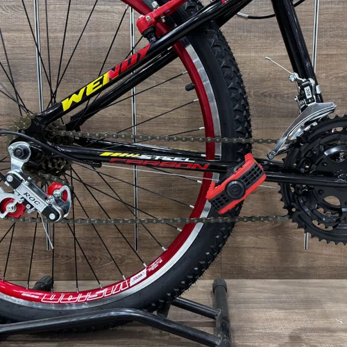 Bicicleta Wendy Aro 26 18 Marchas Rebaixado Preto com Vermelho