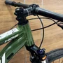 Bicicleta Oggi Aro 29 Hacker HDS 8v Shimano Essa Verde com Branco e Laranja  Tam 15,5