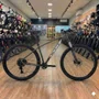 Bicicleta Oggi Aro 29 Hacker HDS 8v Shimano Essa Verde com Branco e Laranja  Tam 17